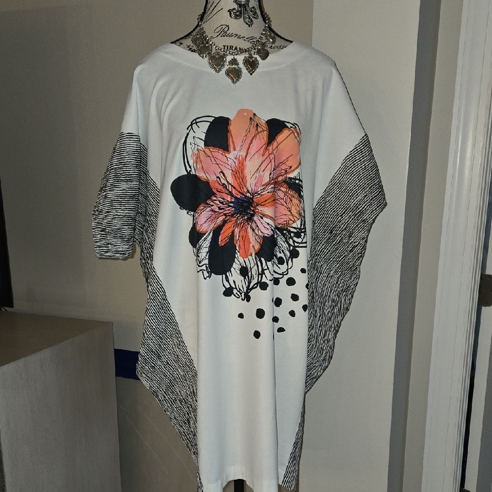 IC COLLECTION Black and White Oversized Slimming Tunic. Something Different.